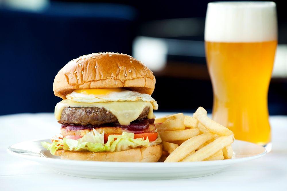 Hong Kong Skycity Marriott Hotel Exterior foto A cheeseburger with chips and a beer