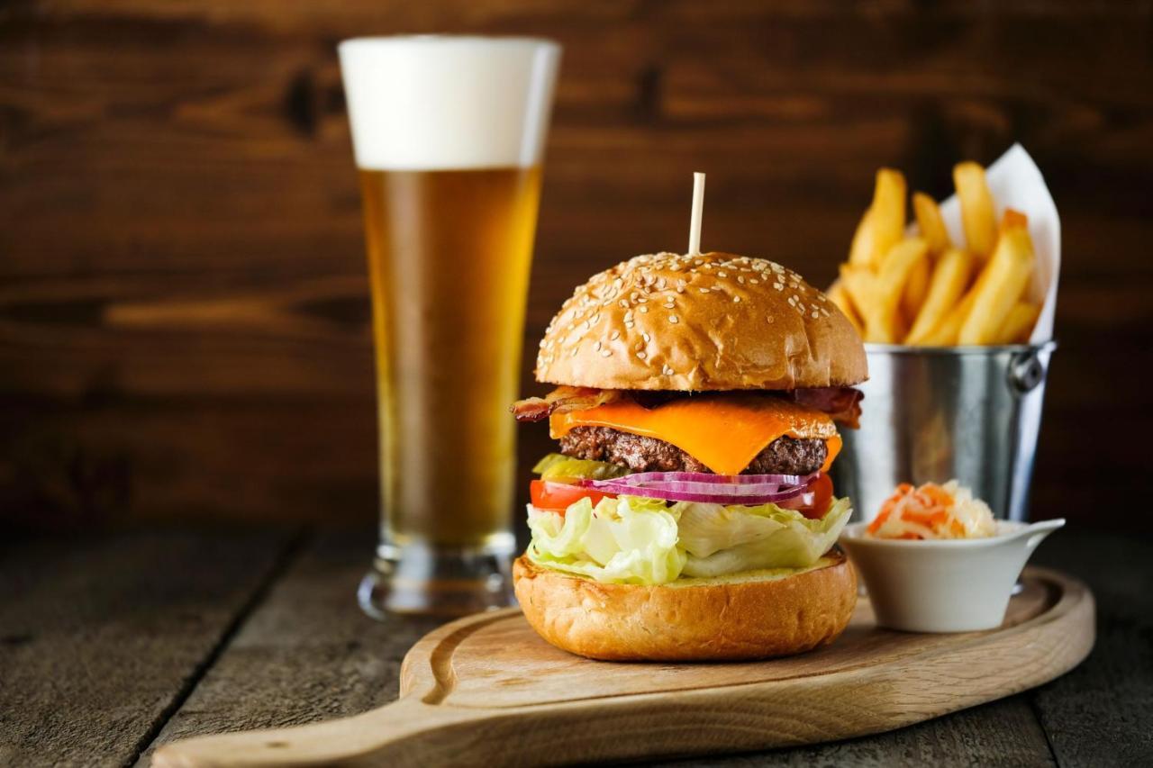 Hong Kong Skycity Marriott Hotel Exterior foto A hamburger with beer and chips