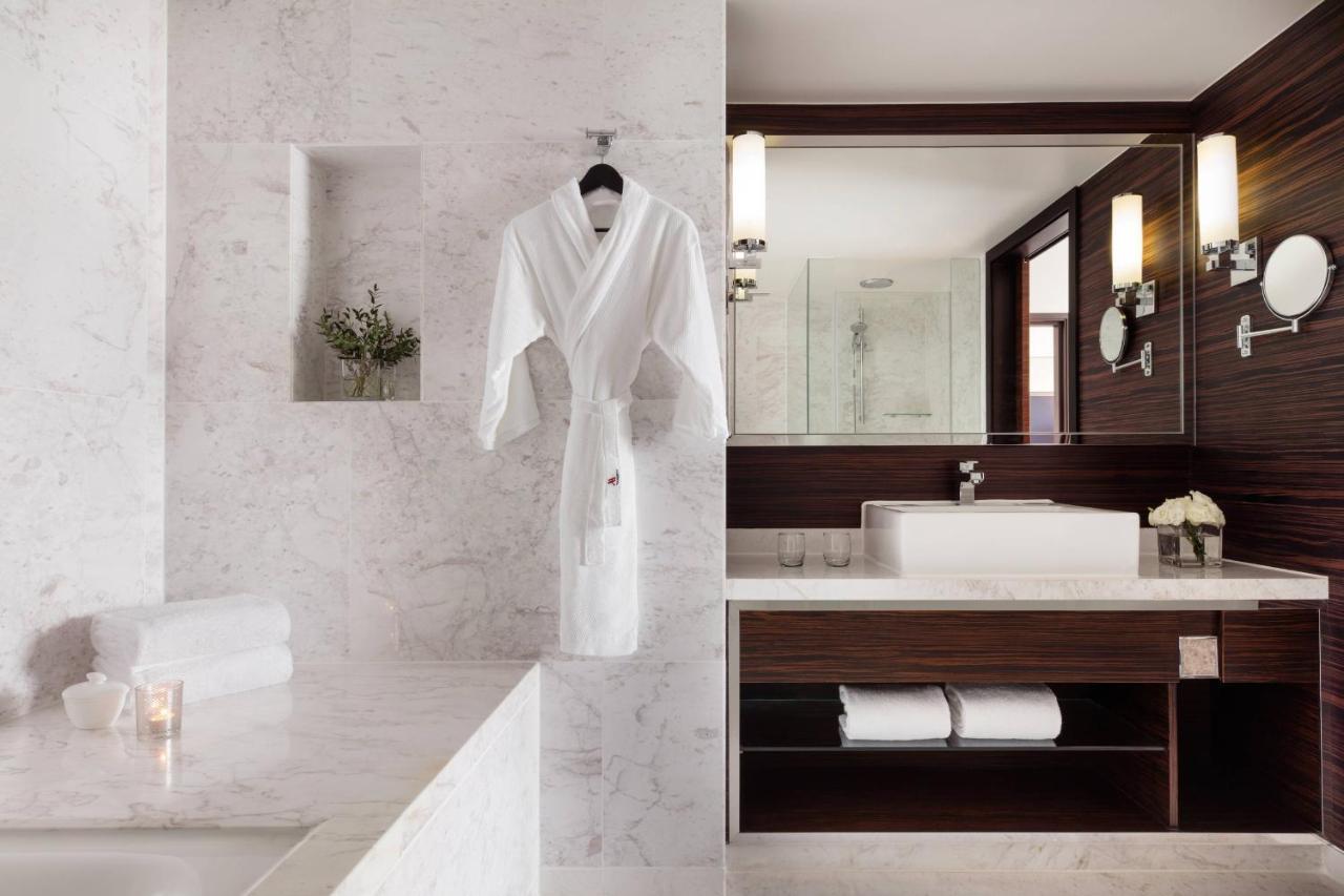 Hong Kong Skycity Marriott Hotel Exterior foto A bathrobe hanging on a shower door