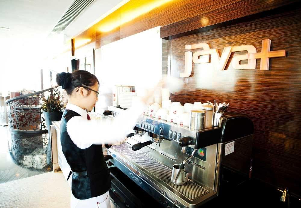 Hong Kong Skycity Marriott Hotel Exterior foto A barista at work
