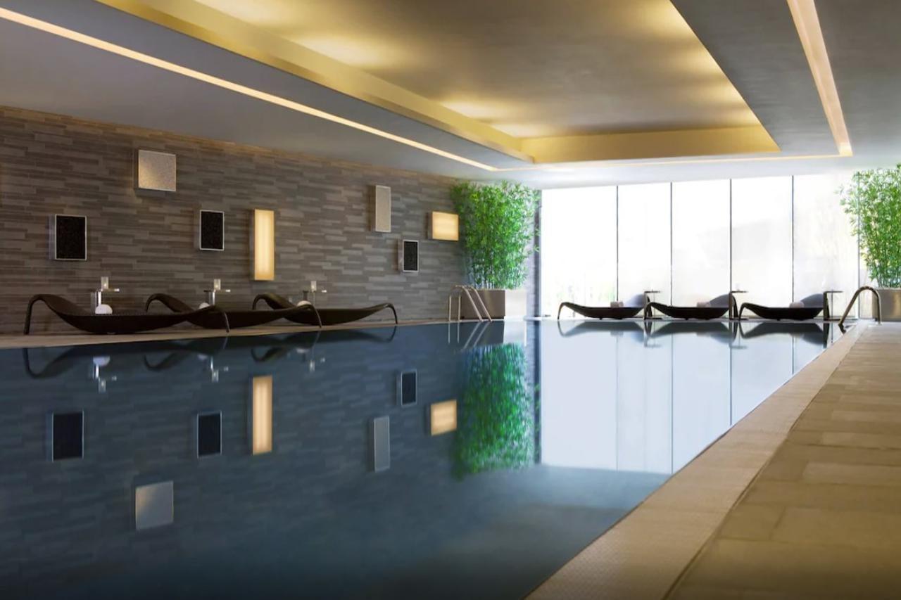 Hong Kong Skycity Marriott Hotel Exterior foto The pool at the spa