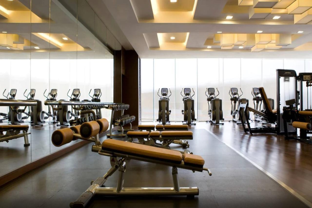 Hong Kong Skycity Marriott Hotel Exterior foto The gym at the hotel