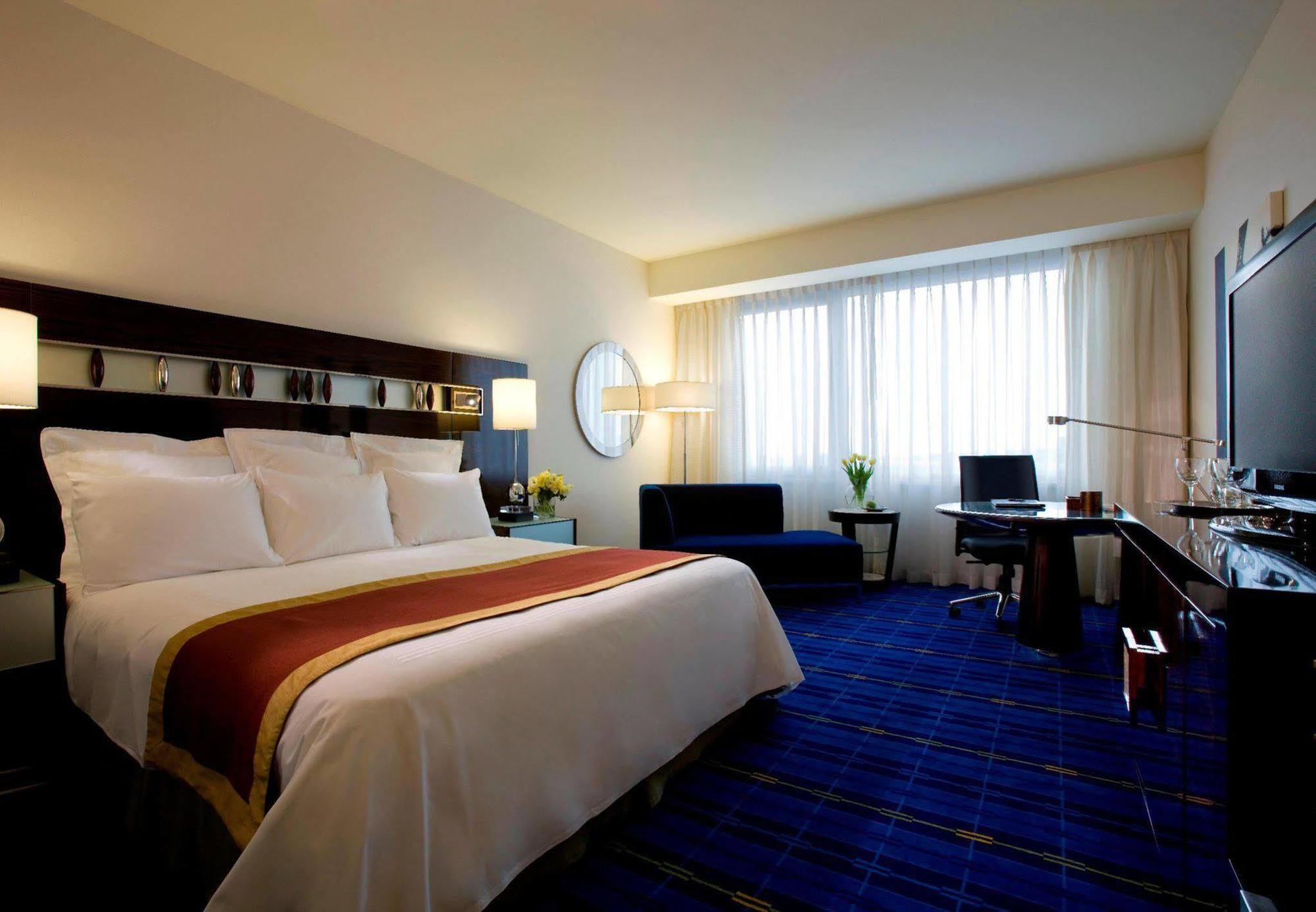 Hong Kong Skycity Marriott Hotel Cameră foto A typical room at the Westin Palace Madrid