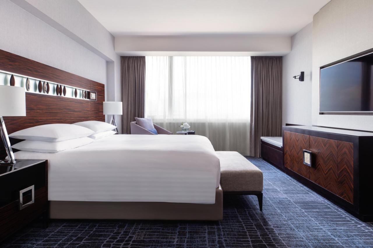 Hong Kong Skycity Marriott Hotel Exterior foto A guest room at the Renaissance Boston Harborview